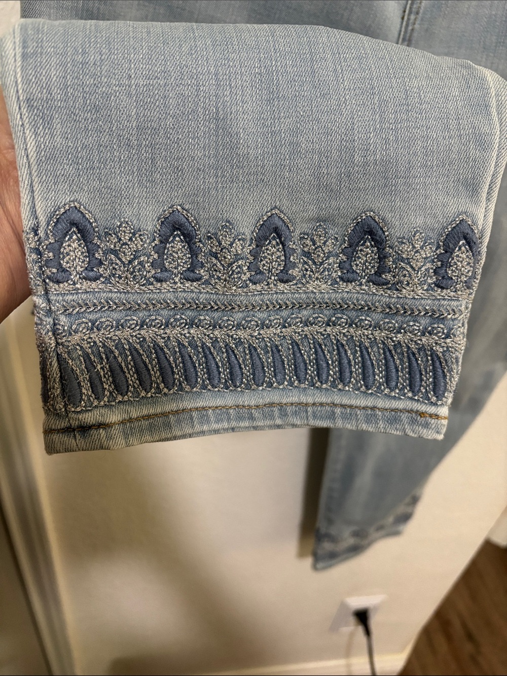 Chico's So Slimming Girlfriend Light Blue Slim Leg Crop Jean Embroidered Size 12 - Picture 3 of 8